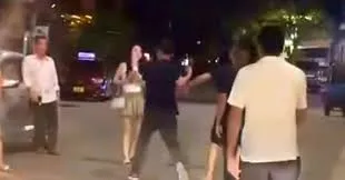 6 người đàn ông bị tạm giữ vì hành vi hành hung phụ nữ giữa đường: Pháp luật xử lý ra sao? 6 người đàn ông bị tạm giữ vì hành vi hành hung phụ nữ giữa đường: Pháp luật xử lý ra sao?